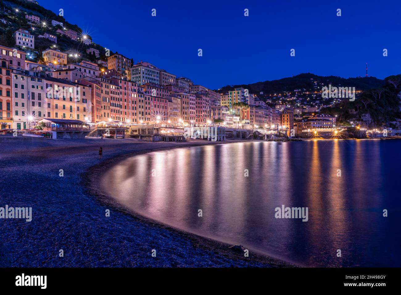 Puesta de sol en la playa de Camogli, Liguria, Italia Foto de stock