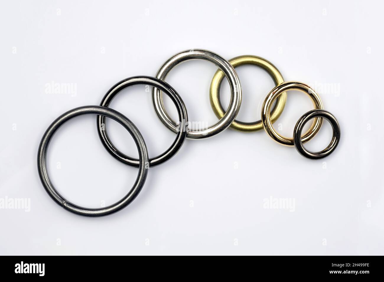 Accesorios de costura de alta calidad. Anillos metálicos y pequeños sobre fondo blanco. cromados grises metálicos para hacer bolsas y mochilas Fotografía de stock - Alamy