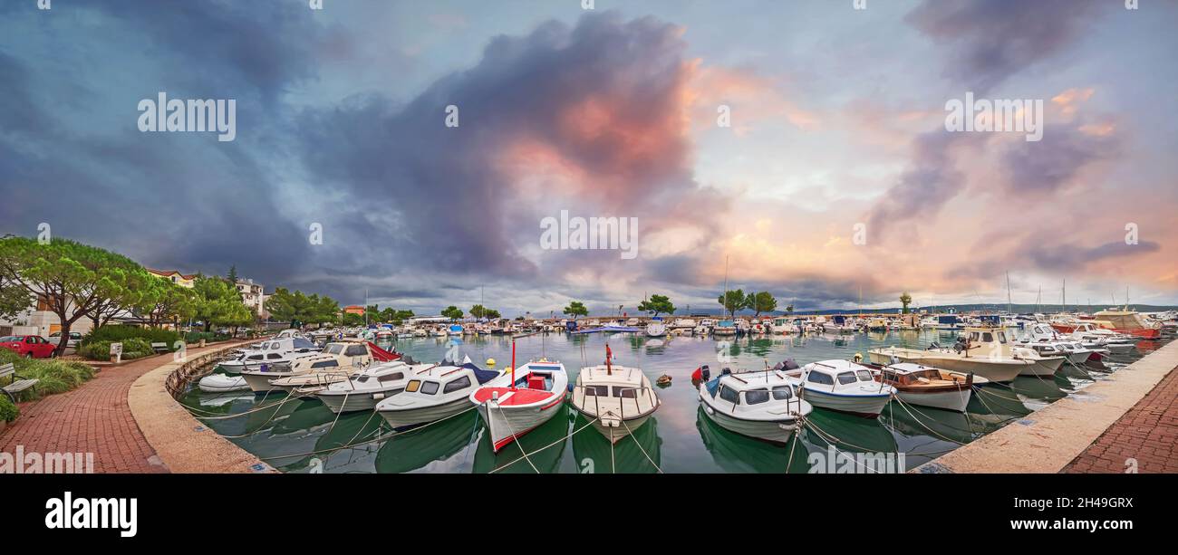 Paisaje panorámico con terraplén y puerto deportivo en la ciudad turística mediterránea de Crikvenica. Istria, Croacia Foto de stock
