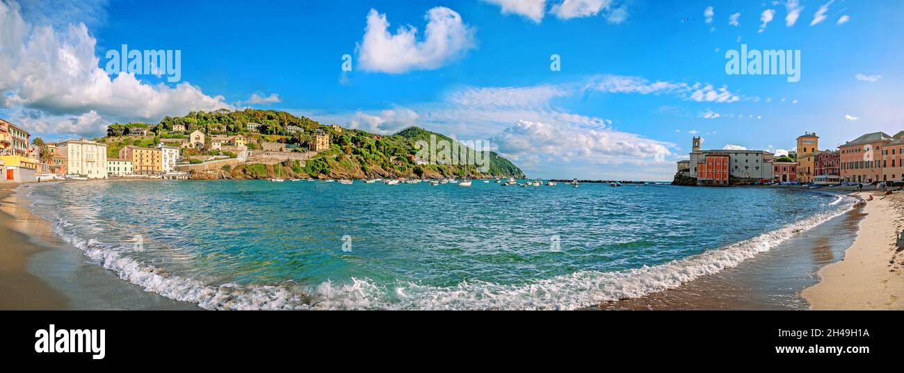 Vista panorámica de la bahía de Silence (Baia del Silenzio). Puerto marítimo y playa al día soleado en Sestri Levante. Liguria, Italia Foto de stock