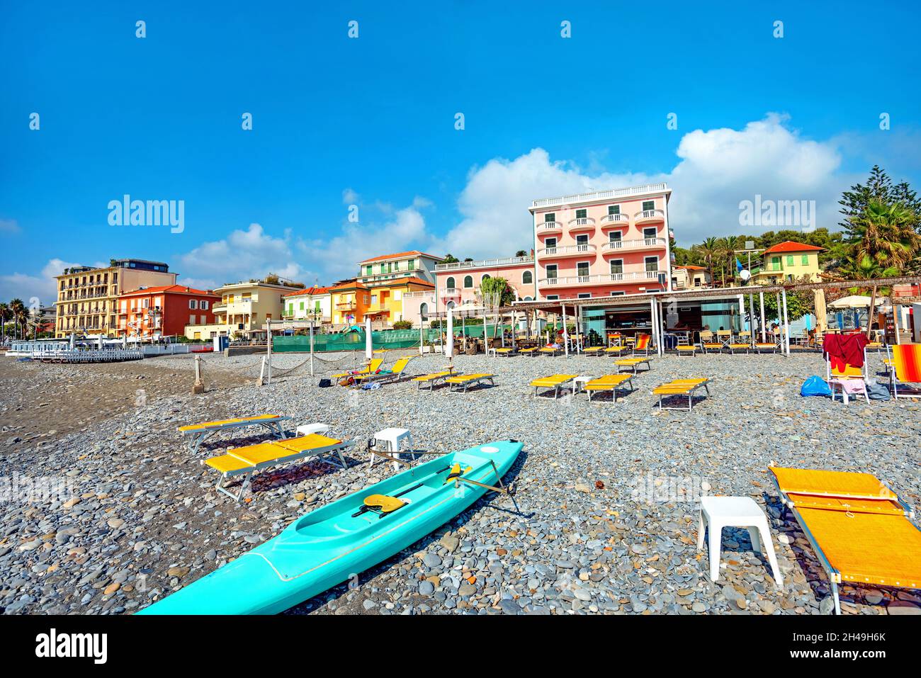 Vista panorámica de la playa en la Riviera Italiana en Bordighera. Liguria, Italia Foto de stock