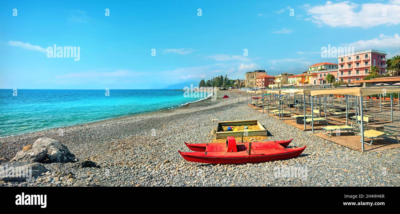 Paisaje panorámico con vista a la playa en la Riviera Italiana en Bordighera. Liguria, Italia Foto de stock