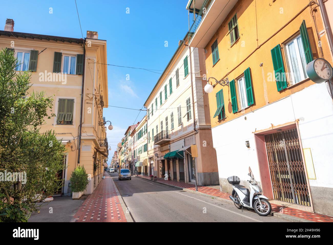 Vista de la calle en el centro turístico Bordighera. Imperia, Liguria, Italia Foto de stock