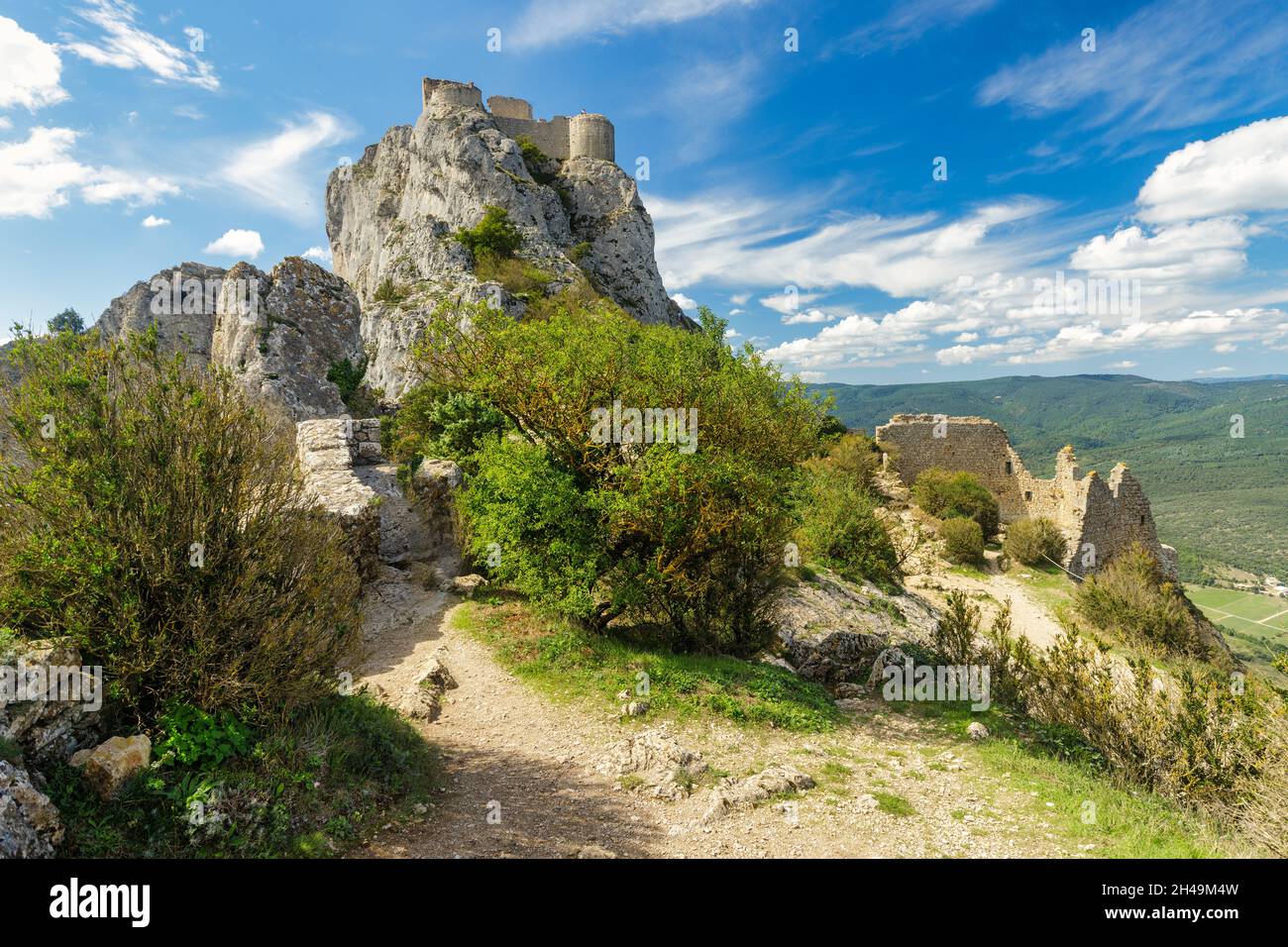 Paisaje rocoso alrededor del castillo medieval francés de Peyrepertuse en la montaña de los Pirineos. Foto de stock
