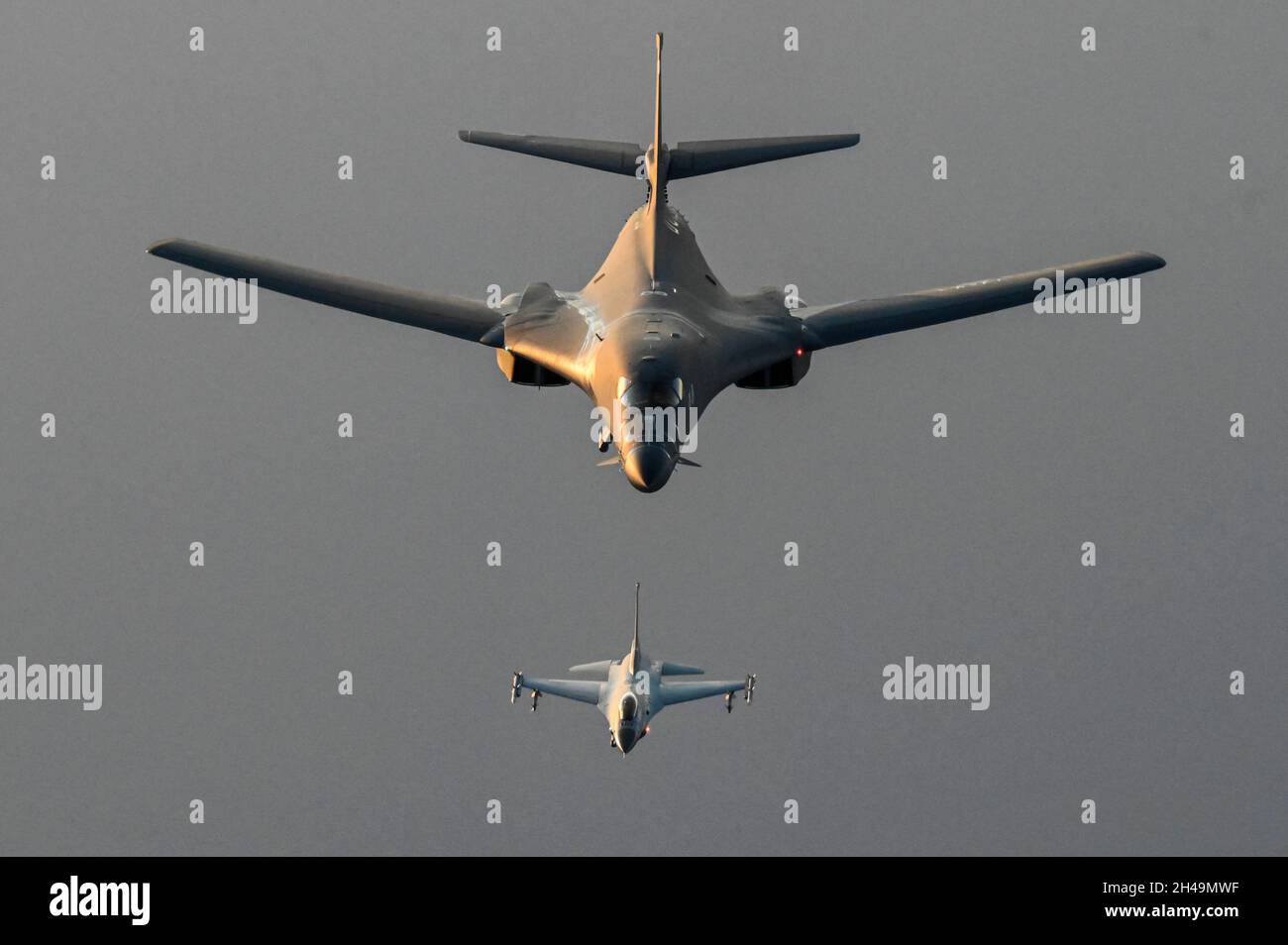 Bahrein, Bahrein. 30 de octubre de 2021. Un bombardero estratégico de la Fuerza Aérea B1-B Lancer de los Estados Unidos es acompañado por un avión de combate Falcón de la Fuerza Aérea Real Bahraini F-16C durante una patrulla de presencia sobre el Golfo Pérsico el 30 de octubre de 2021 cerca de Bahrein. Crédito: SRA Jerreht Harris/Planetpix/Alamy Live News Foto de stock