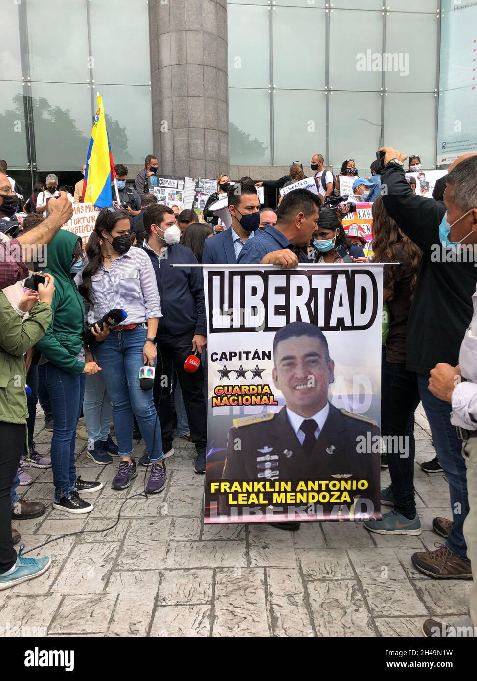 Los venezolanos se reúnen para protestar contra la tortura y las violaciones de los derechos humanos Foto de stock