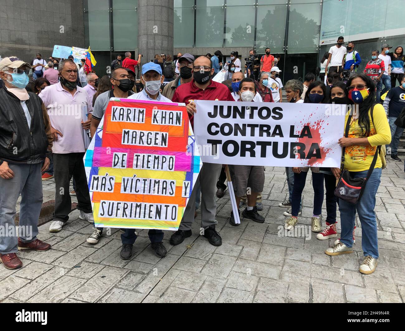 Los venezolanos se reúnen para protestar contra la tortura y las violaciones de los derechos humanos Foto de stock