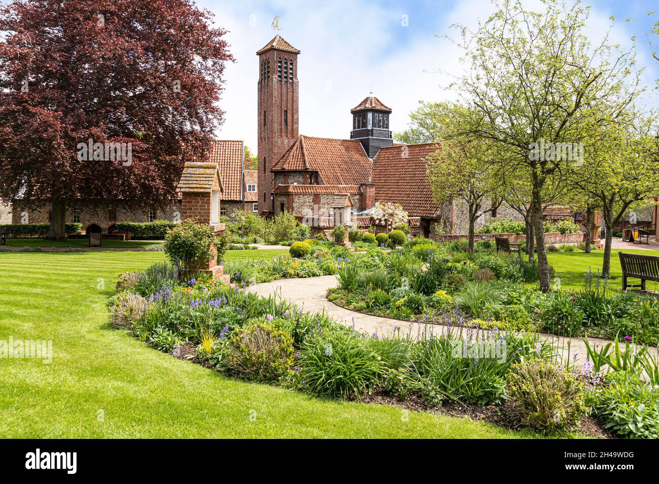 Los jardines en el Santuario de Nuestra Señora de Walsingham en el pueblo de Little Walsingham, Norfolk Reino Unido. Foto de stock