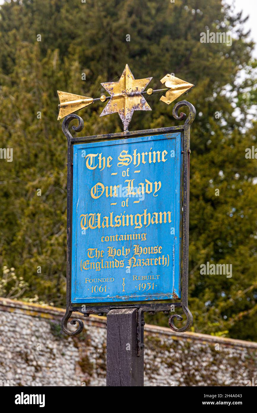 La señal para el Santuario de Nuestra Señora de Walsingham en el pueblo de Little Walsingham, Norfolk Reino Unido. Foto de stock