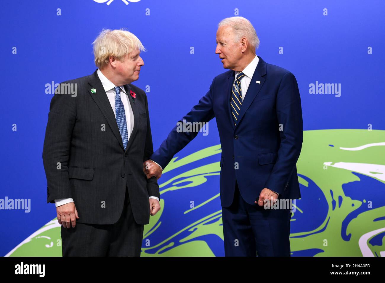 Boris Johnson saluda a Joe Biden, 2021 años Foto de stock