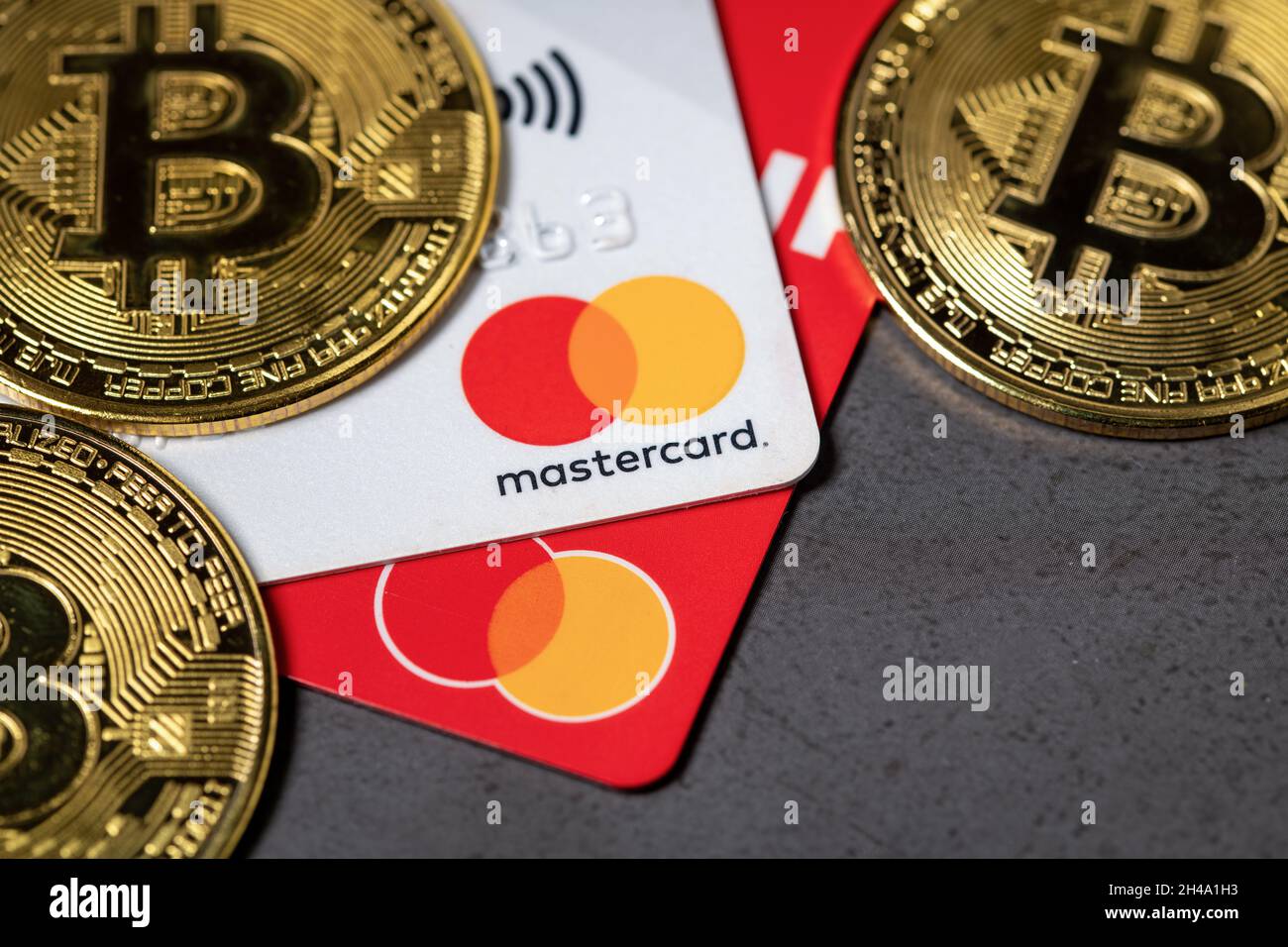 Antalya, Turquía - 1 de noviembre de 2021: Criptomoneda de Bitcoin de pie en una tarjeta de crédito MasterCard. Foto de stock