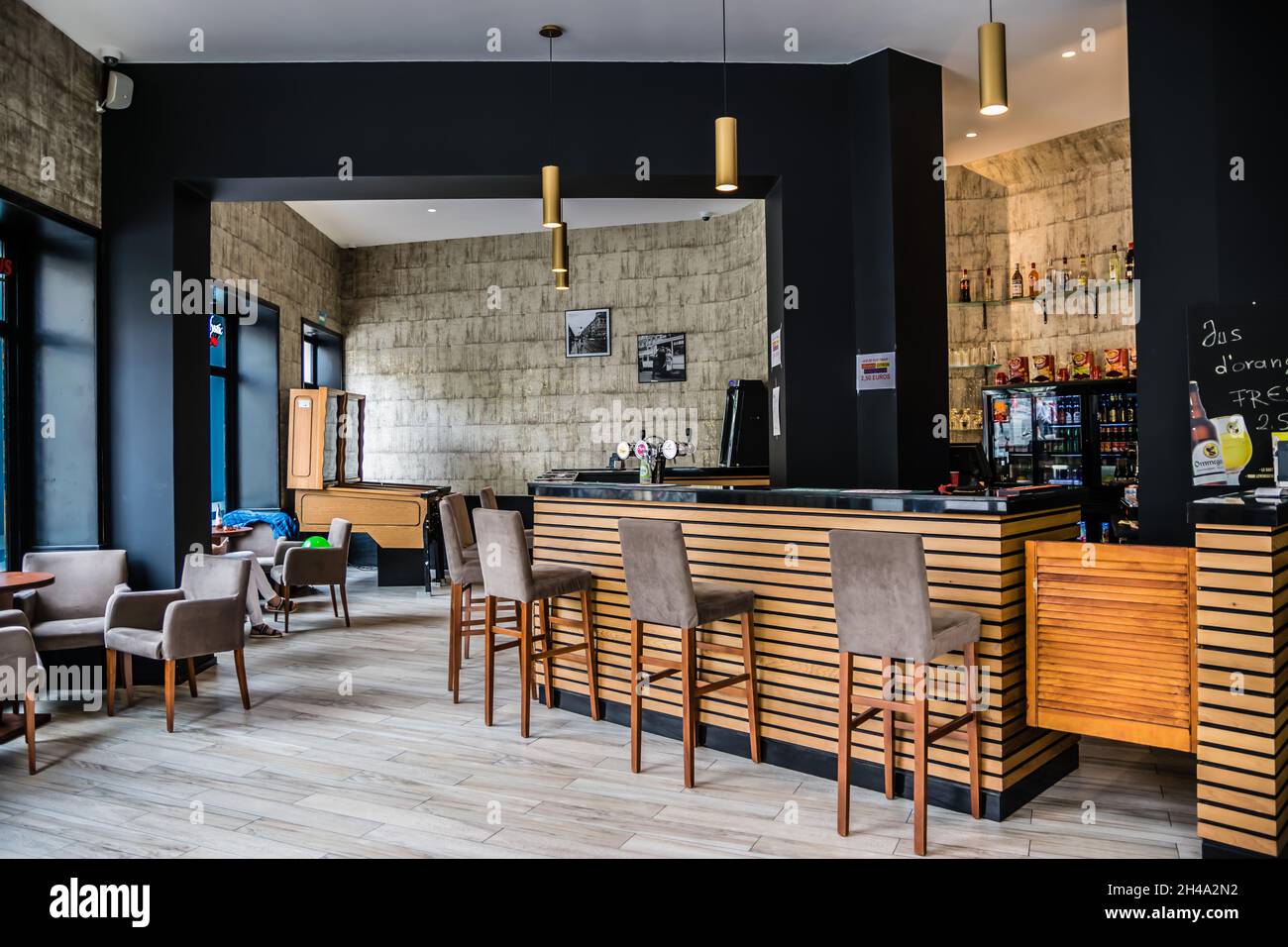 El interior del café-bar ha sido renovado en el casco antiguo de Bruselas, Bélgica Foto de stock
