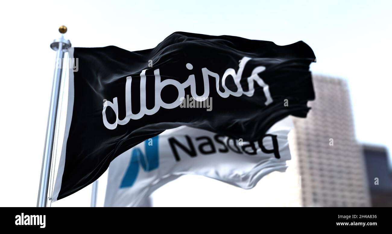 Nueva York, EE.UU., octubre de 2021. Banderas de Allbirds y NASDAQ volando en el viento. En octubre de 2021 Allbirds, fabricante de las sneakers de lana, se dirigió a un Nasdaq Foto de stock