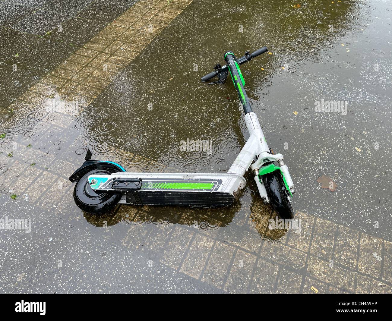 Scooter eléctrico abandonado en el agua en charco Fotografía de stock -  Alamy