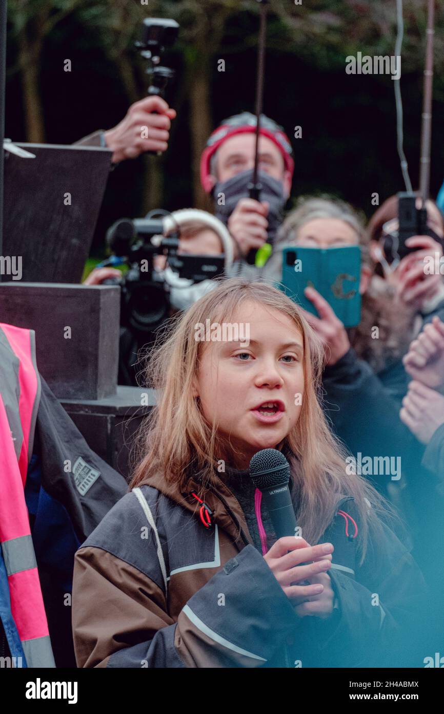 Glasgow, Reino Unido. 1 de noviembre de 2021. Activismo climático Greta Thunberg da un discurso en un viernes para el futuro rally en Glasgow, donde la conferencia de COP26 está sucediendo. Crédito: Joao Daniel Pereira/Alamy Live News Foto de stock