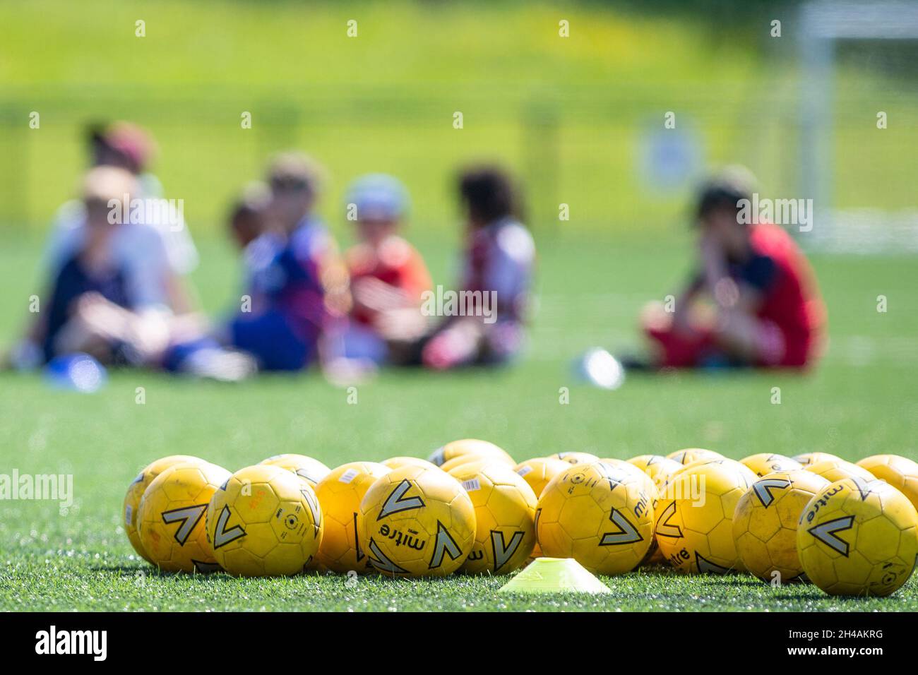 Niños inidentificables en el campo de fútbol de base en el Reino Unido Foto de stock