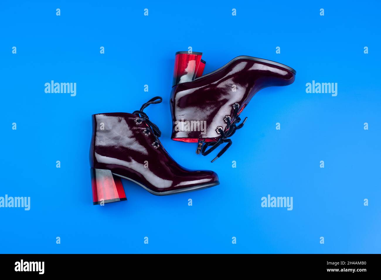 zapatos de piel de moda. botas de borgoña de tacón alto. botines sobre  fondo azul Fotografía de stock - Alamy