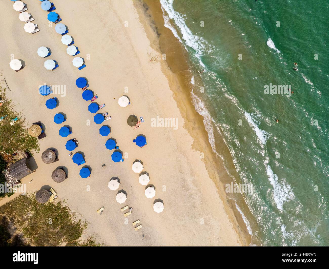 Vista aérea del mar esmeralda del sur de China, playa, sombrillas y tumbonas, Vietnam Foto de stock