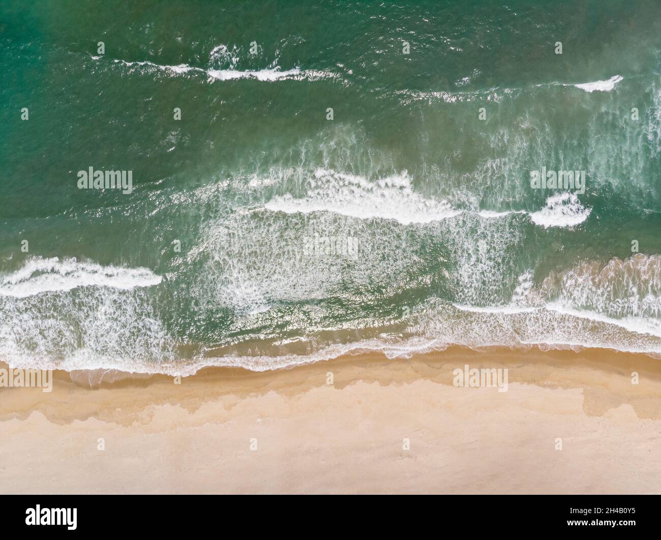 Vista aérea de la hermosa playa vacía al lado del mar esmeralda del sur de China, Vietnam Foto de stock