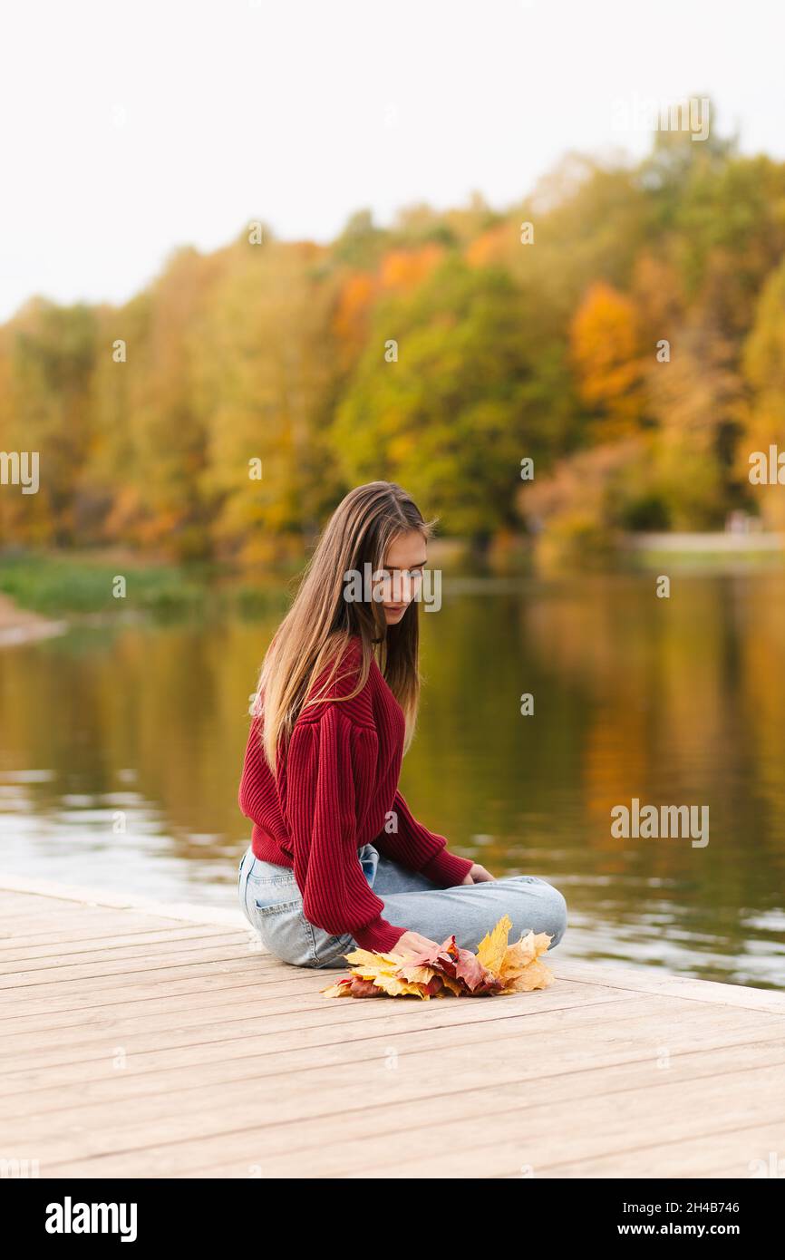 Sudadera roja fotografías e imágenes de alta resolución - Alamy