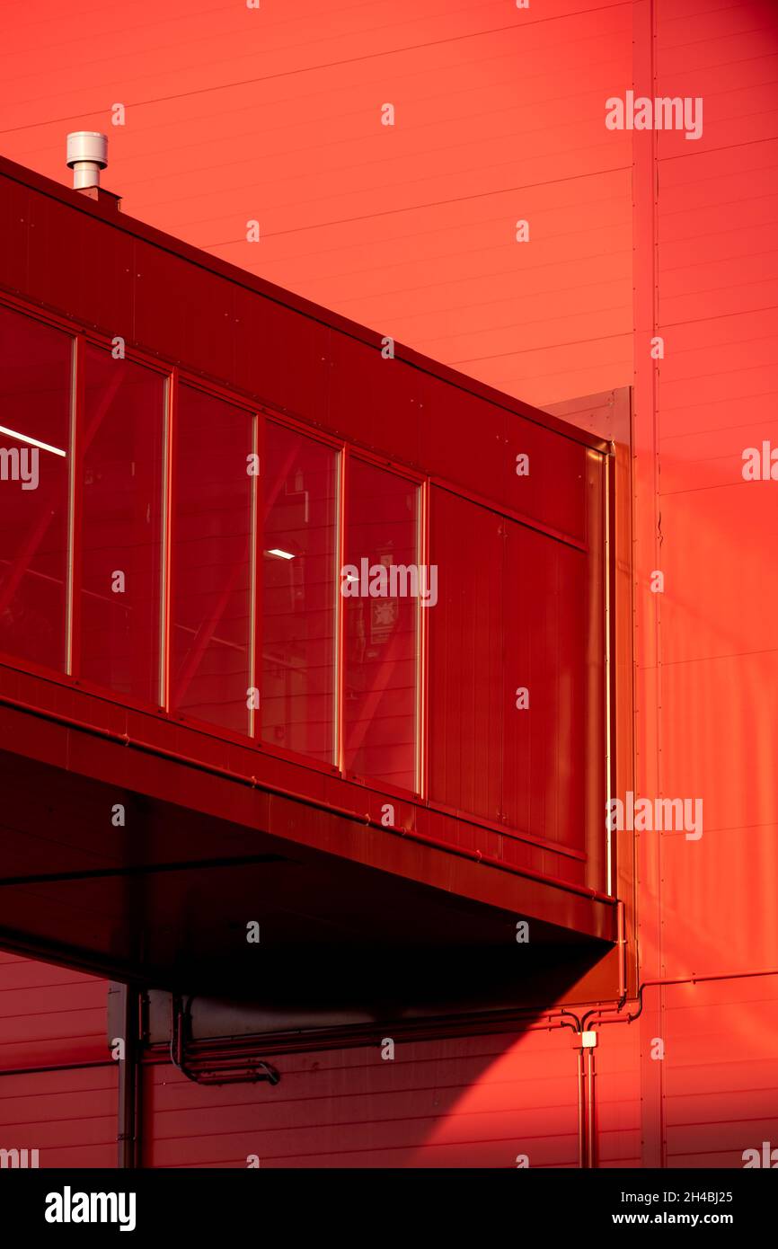 Helsinki / Finlandia - 1 DE NOVIEMBRE de 2021: Cierre de un moderno skyway que conecta con un edificio rojo. Foto de stock