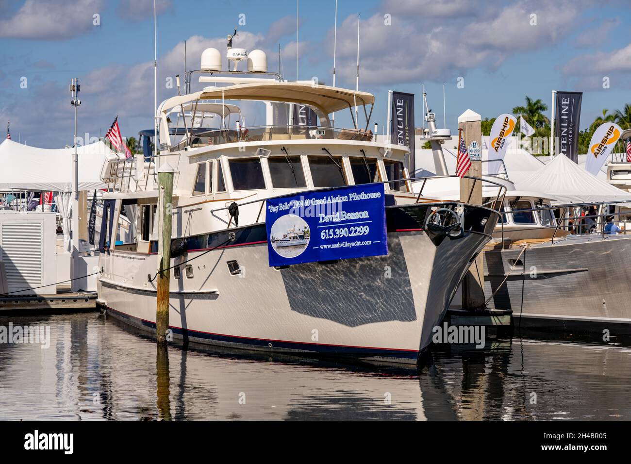 Fort Lauderdale, FL, EE.UU. - 31 de octubre de 2021: Barcos usados para la  venta y alquiler en el FLIBS Fort Lauderdale International Boat Show  Fotografía de stock - Alamy
