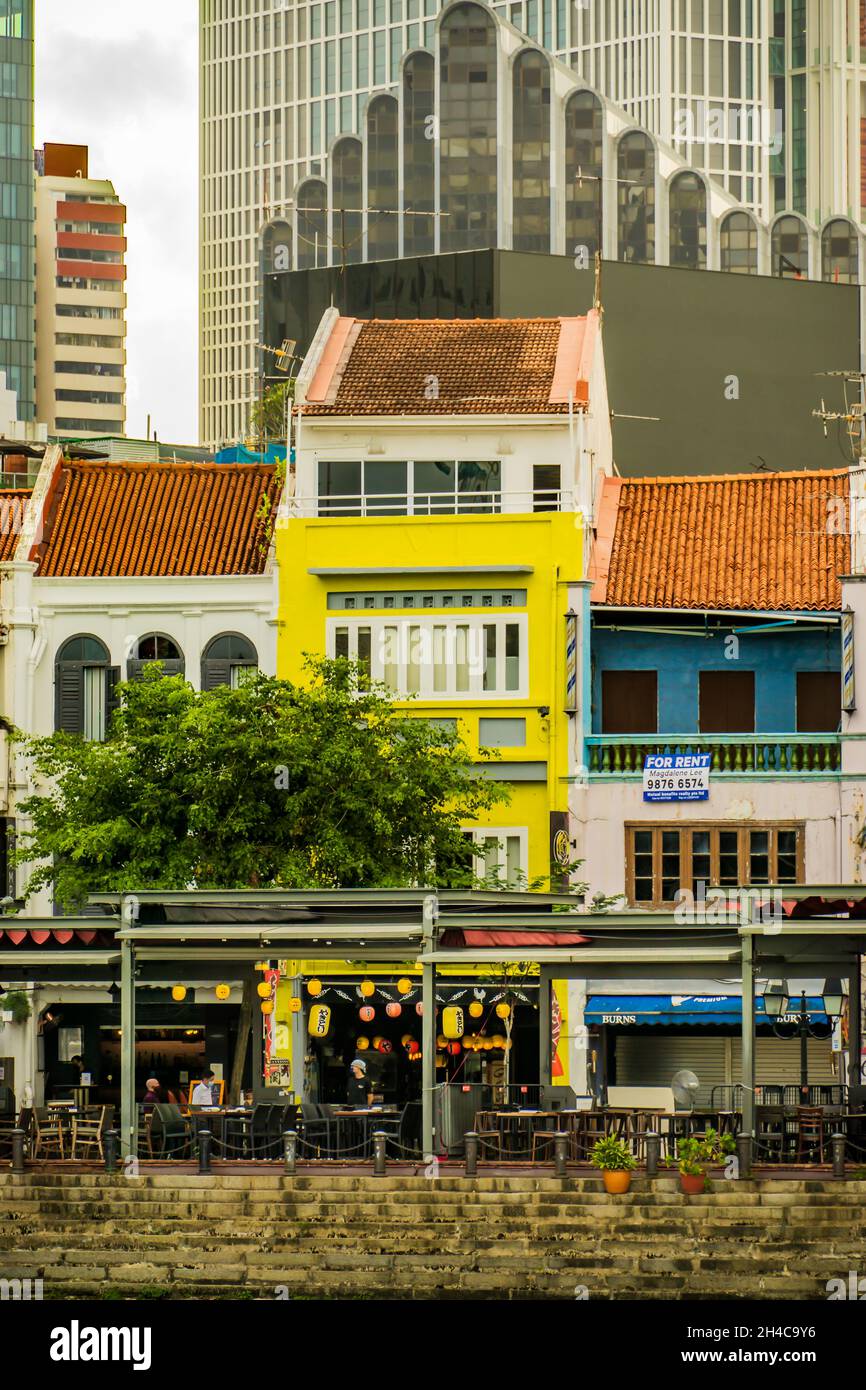 Las tiendas de Boat Quay, en el río Singapur, forman parte de la