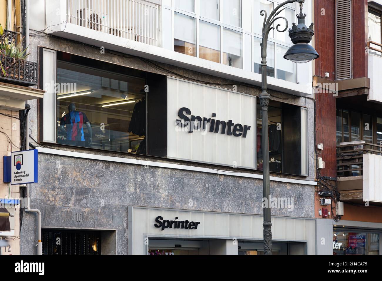 Arábica sociedad Serena VALENCIA, ESPAÑA - 26 DE OCTUBRE de 2021: Sprinter es una cadena de tiendas  de ropa deportiva Fotografía de stock - Alamy