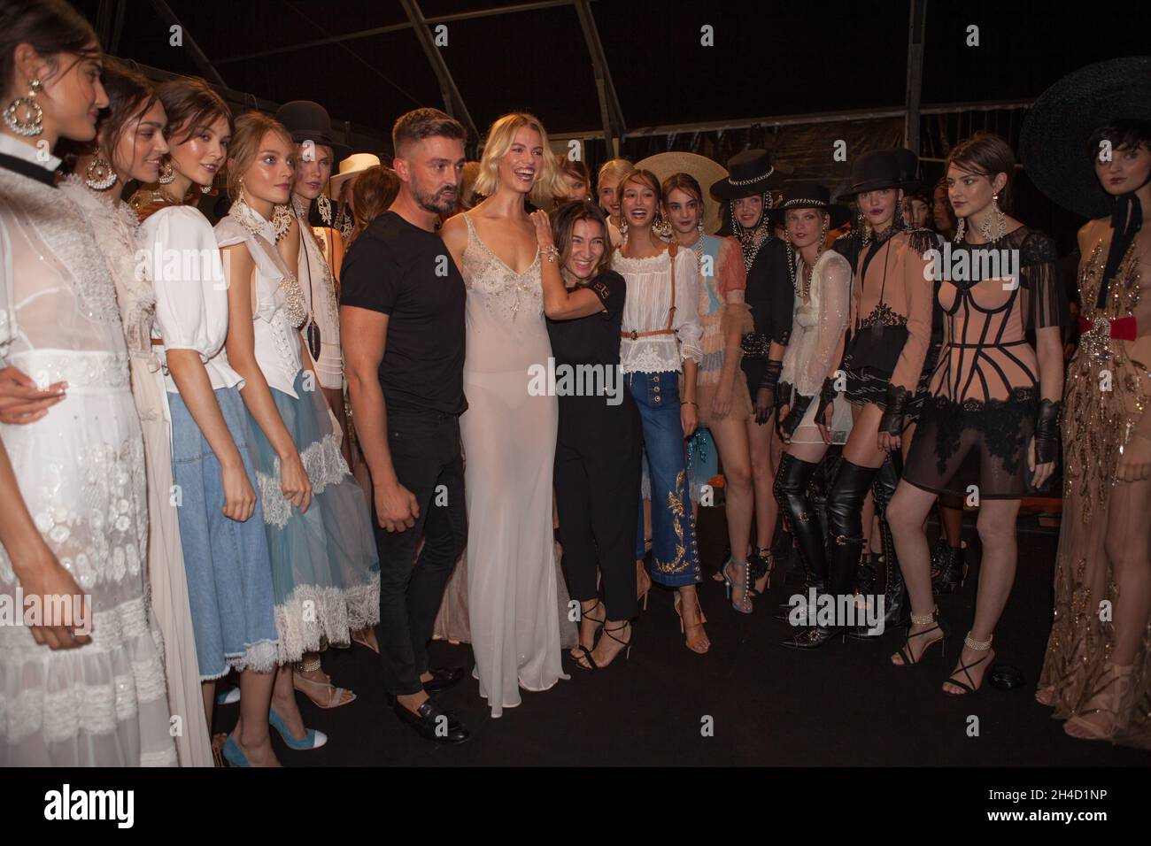 Backstage en Elisabetta Franchi Primavera / Verano 2018 colección ropa de mujer en Milán, Italia. 22 sept Fotografía de stock