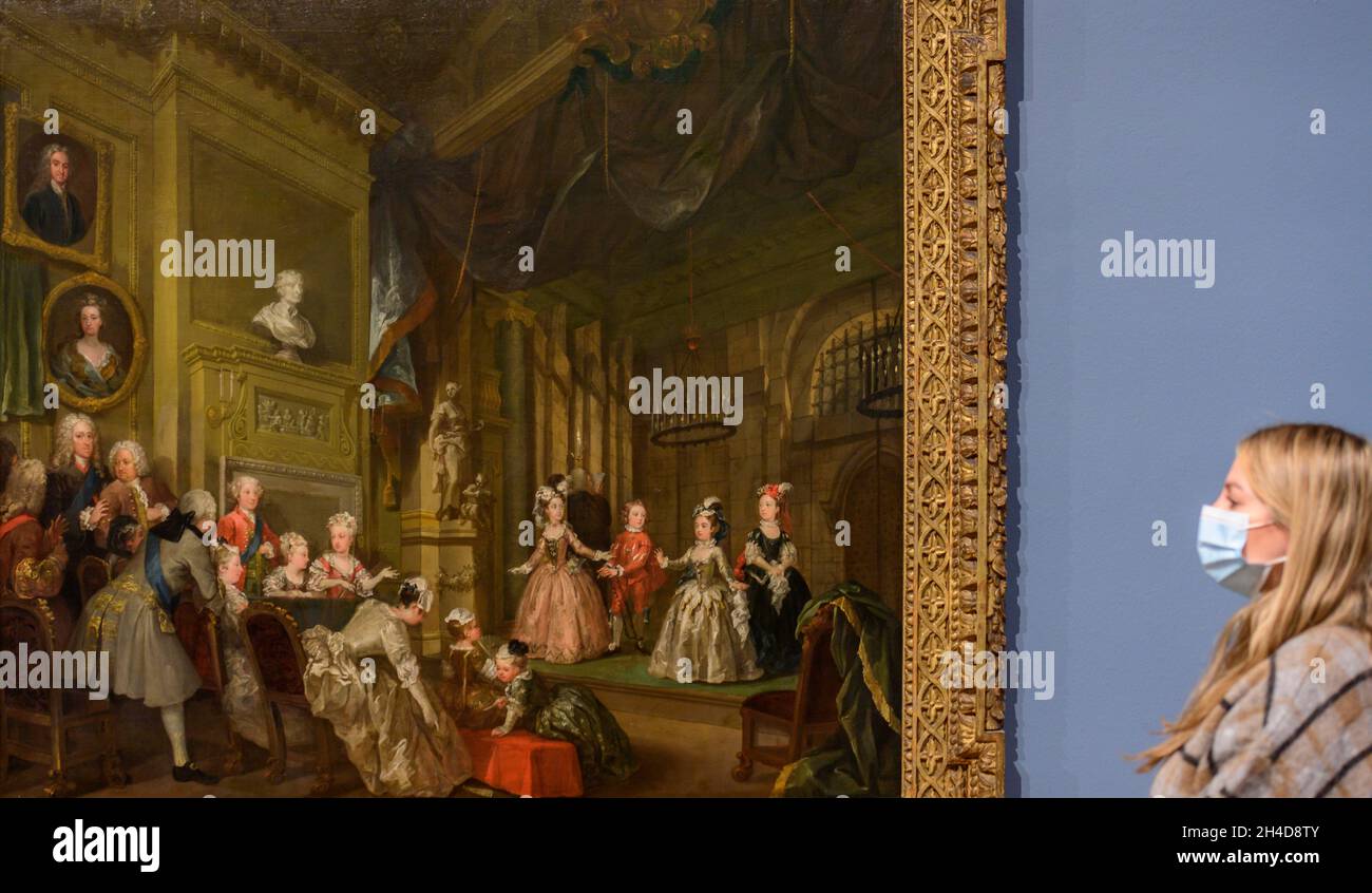 Tate Gran Bretaña, Londres, Reino Unido. 1 de noviembre de 2021. Hogarth & Europe (3 Nov 21-20 Mar 22). Esta importante exposición presenta a William Hogarth (1697-1764), uno de los pintores más famosos de Gran Bretaña, con una nueva luz. Hogarth & Europe muestra su trabajo junto a artistas de todo el continente, comparando la representación de Hogarth en Londres con otros artistas de ciudades europeas como Amsterdam, Venecia y París. Imagen: William Hogarth, una actuación del emperador indio o la conquista de México por los españoles, c.1732-5. Colección privada. Crédito: Parque Malcolm/Alamy Foto de stock