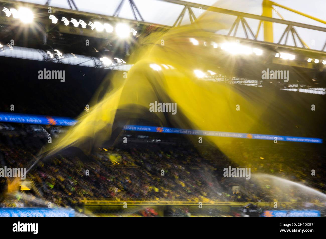 Dortmund, Signal Iduna, 30.10.21: BVB Fahnen werden geschwungen vor dem Spiel der 1.Bundesliga 1.FC Köln vs. Borussia Dortmund. Foto: Pressefoto Mika Foto de stock