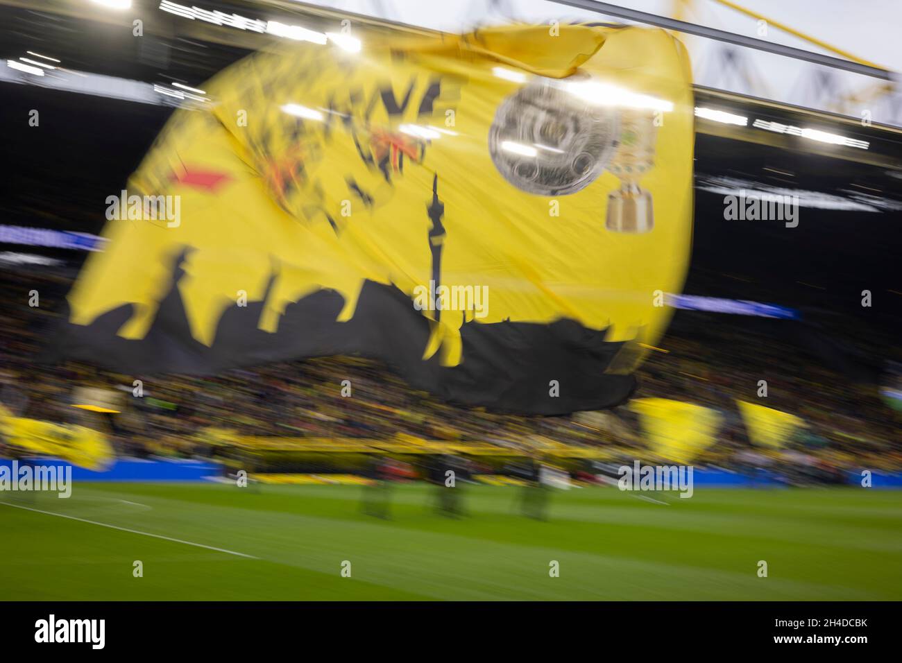 Dortmund, Signal Iduna, 30.10.21: BVB Fahnen werden geschwungen vor dem Spiel der 1.Bundesliga 1.FC Köln vs. Borussia Dortmund. Foto: Pressefoto Mika Foto de stock