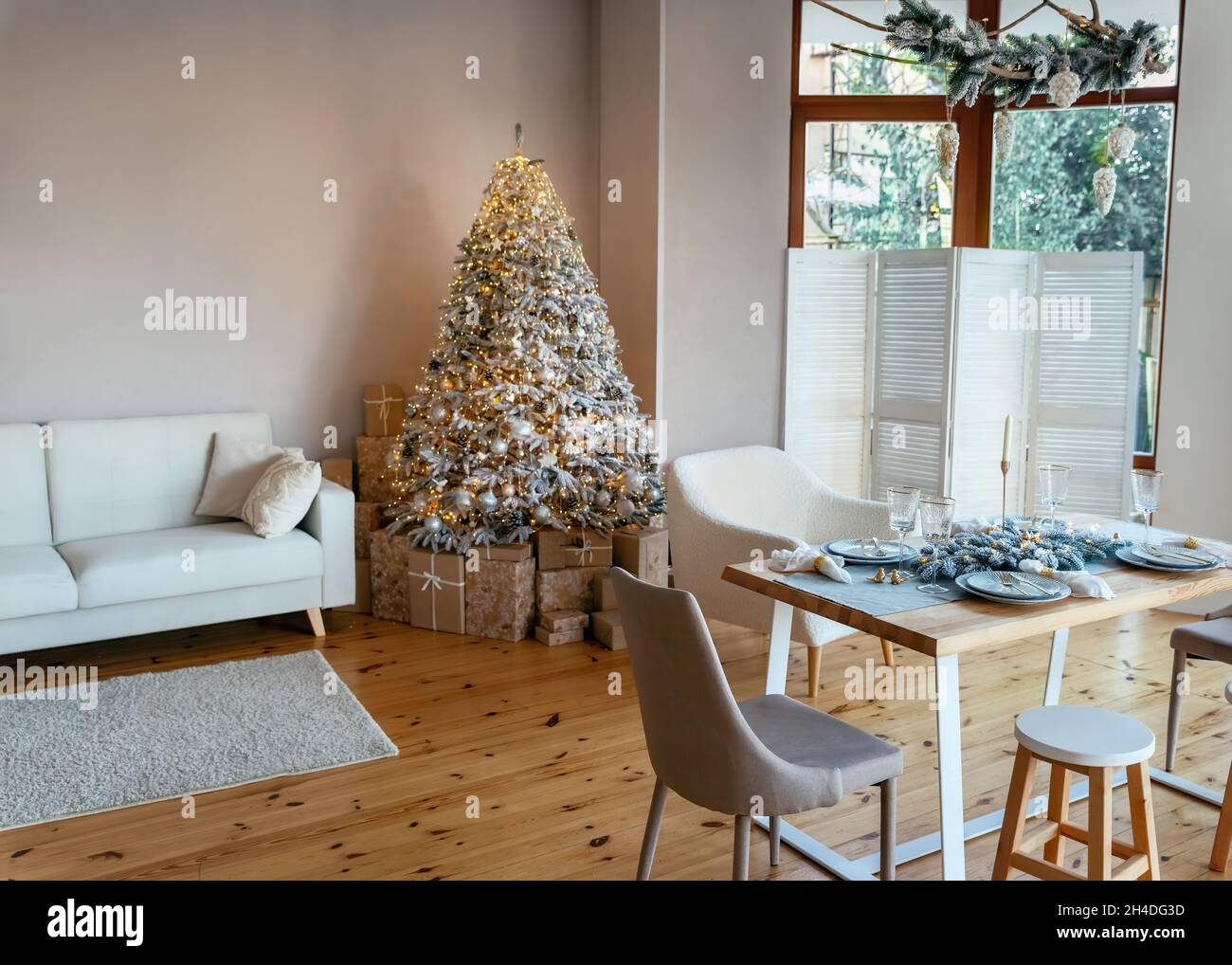 Habitación interior decorada en Navidad clásica de Año Nuevo. Árbol de  Navidad con adornos dorados y plateados. Un árbol de Navidad grande y  bellamente decorado con g Fotografía de stock - Alamy