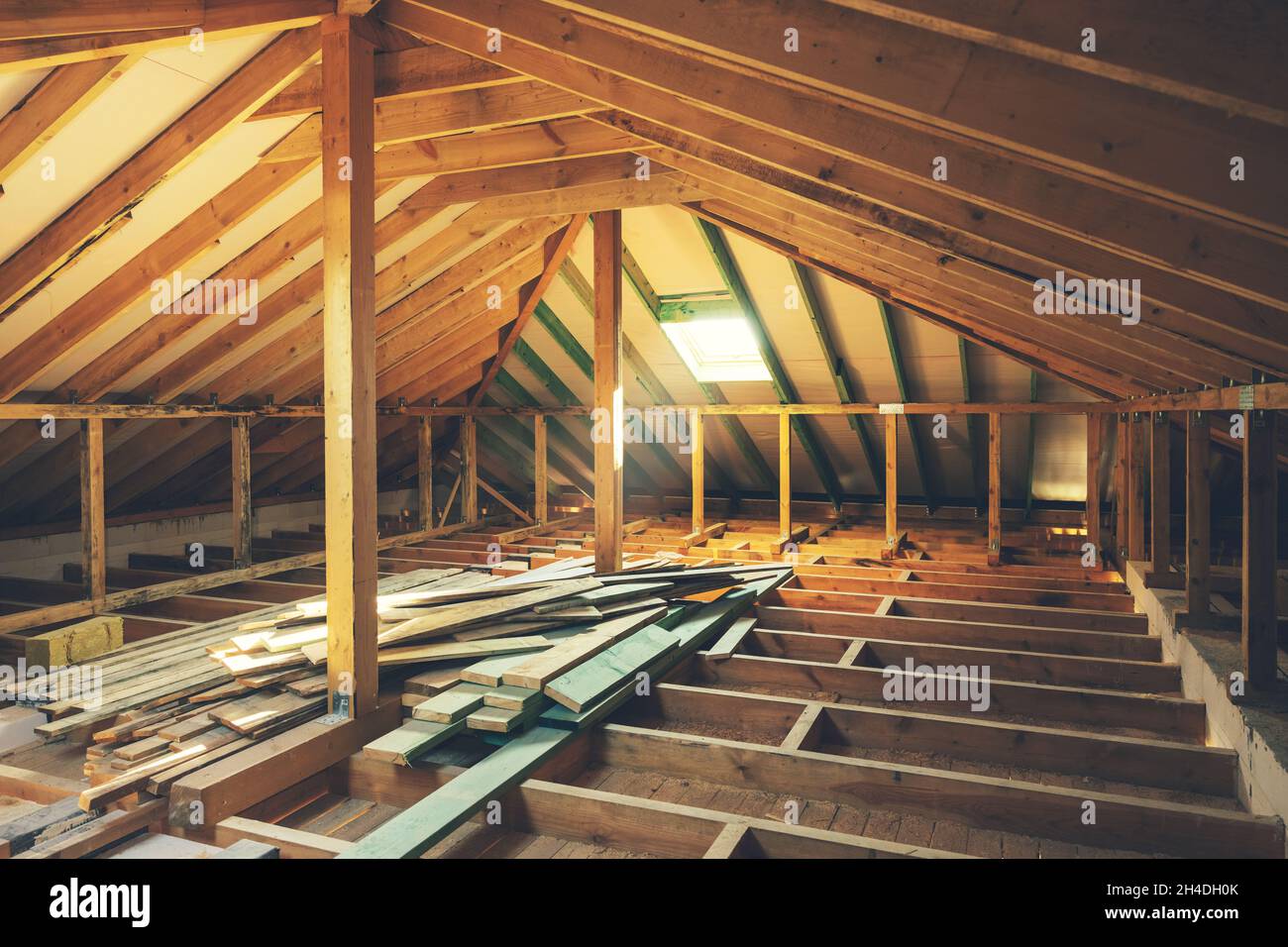 casa buhardilla construcción. estructura de vigas de madera en el techo Foto de stock