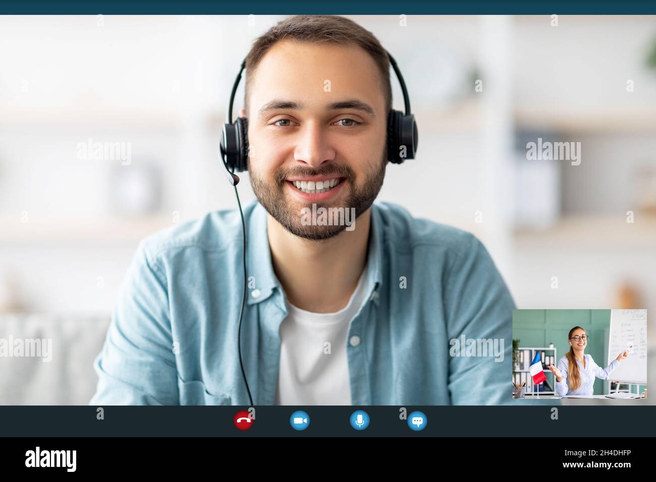 Feliz estudiante masculino en auriculares que asisten a la clase en línea  de francés, comunicándose con el profesor desde casa, vista de la pantalla  de la computadora Fotografía de stock - Alamy