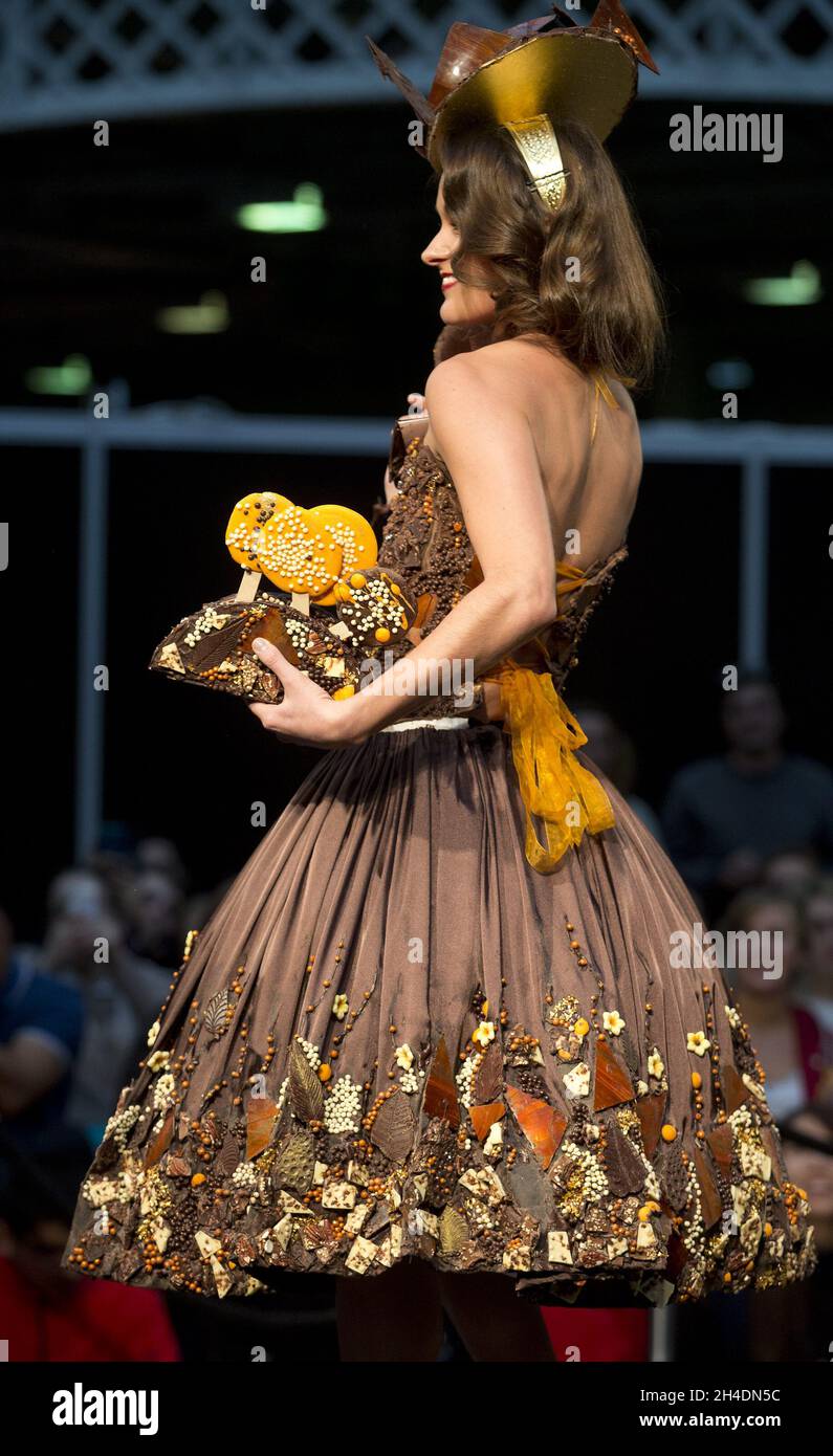 Un modelo vestido con ropa de chocolate en la pasarela del Salón del  Chocolate en el Olympia National Hall, al oeste de Londres. El Chocolate  Show reúne a más de 60 marcas