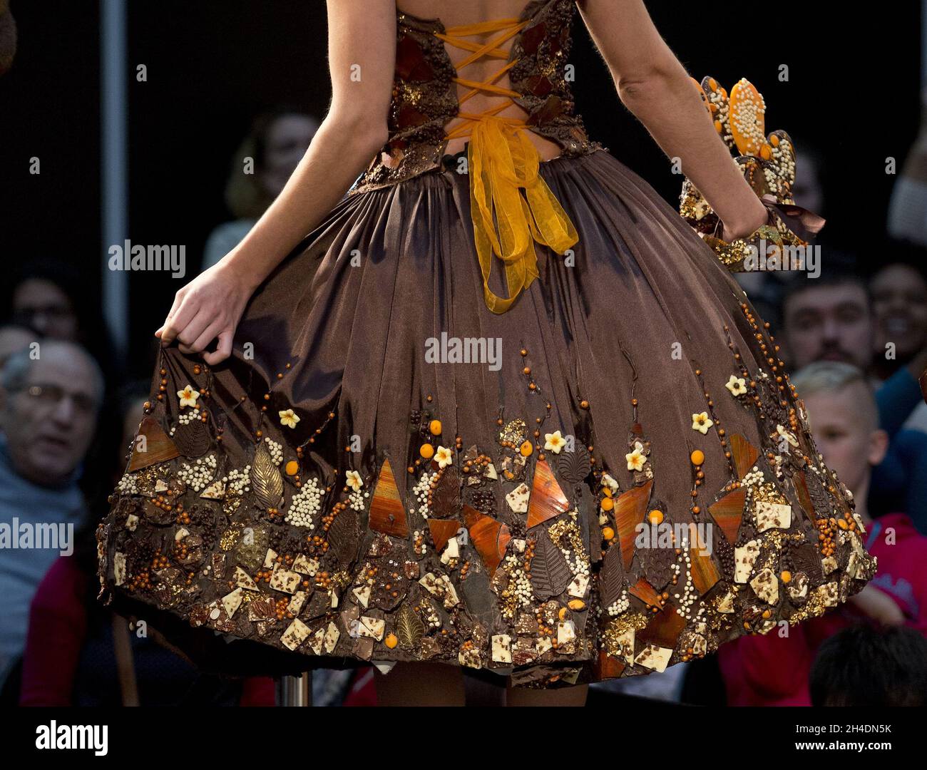 Un modelo vestido con ropa de chocolate en la pasarela Chocolate en el Olympia National Hall, al oeste de Londres. El Chocolate reúne a más de 60 marcas