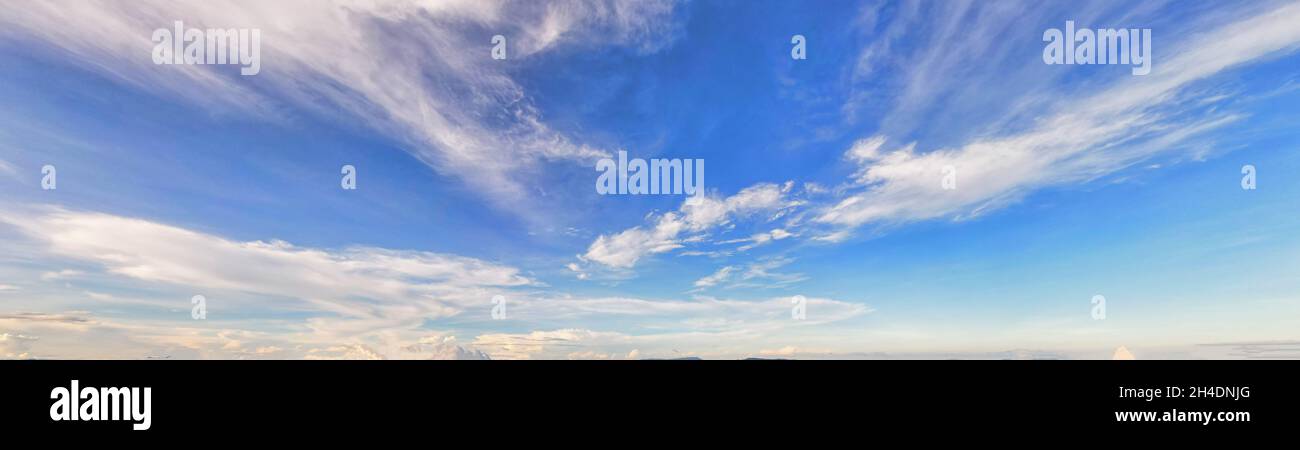 las nubes azules anchas del cielo colorean el verano para el fondo de la naturaleza Foto de stock