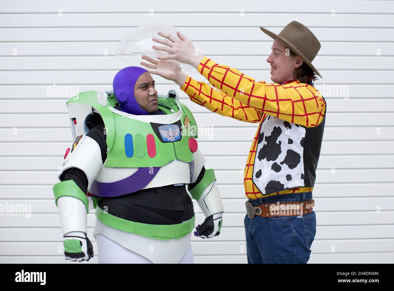 Los cosplayers Mikey Hulcoop como Toy Story Buzz Lightyear y su