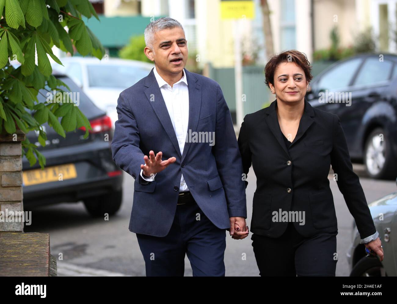 El Alcalde de Londres Sadiq Khan llega con su esposa Saadiya Khan para emitir su voto en la Iglesia de St Albans, Wandsworth, al sur de Londres, durante las elecciones del consejo local Foto de stock