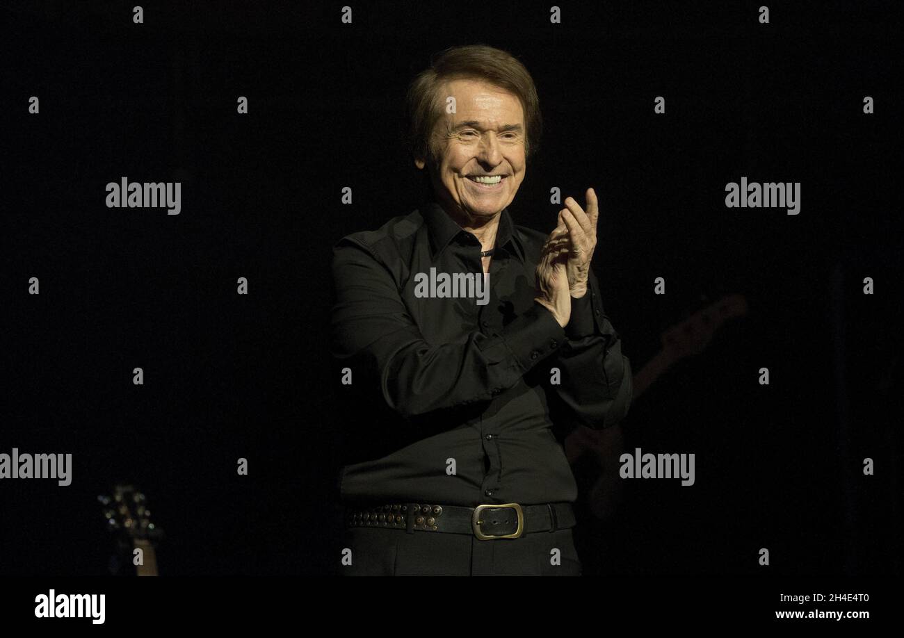 El famoso cantante y actor español Rafael actúa en el Royal Albert Hall de Londres. Foto fechada: Jueves 4 de julio de 2019. El crédito de la foto debe ser: Isabel Infantes / EMPICS Entertainment. Foto de stock