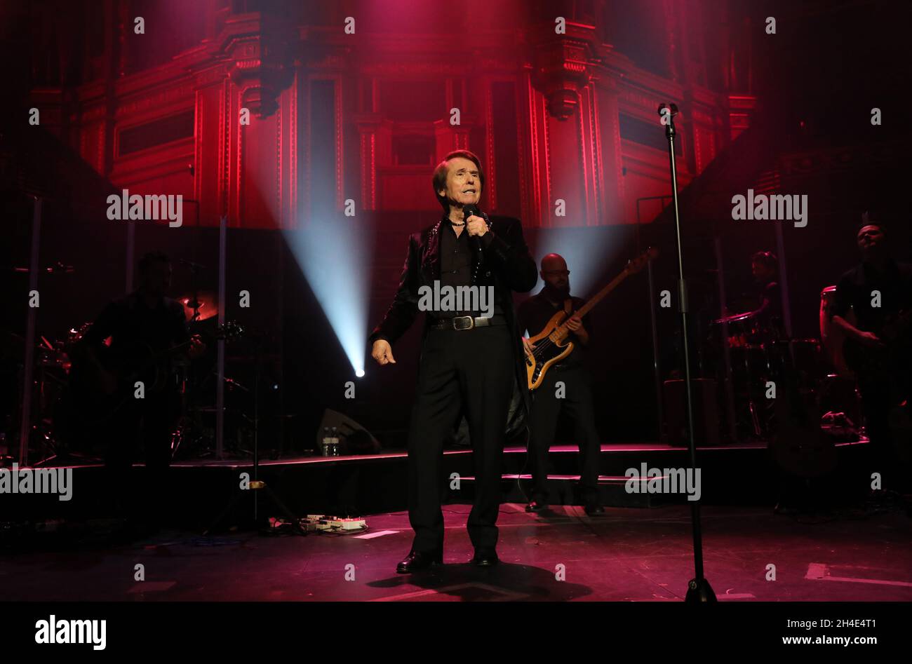El famoso cantante y actor español Rafael actúa en el Royal Albert Hall de Londres. Foto fechada: Jueves 4 de julio de 2019. El crédito de la foto debe ser: Isabel Infantes / EMPICS Entertainment. Foto de stock