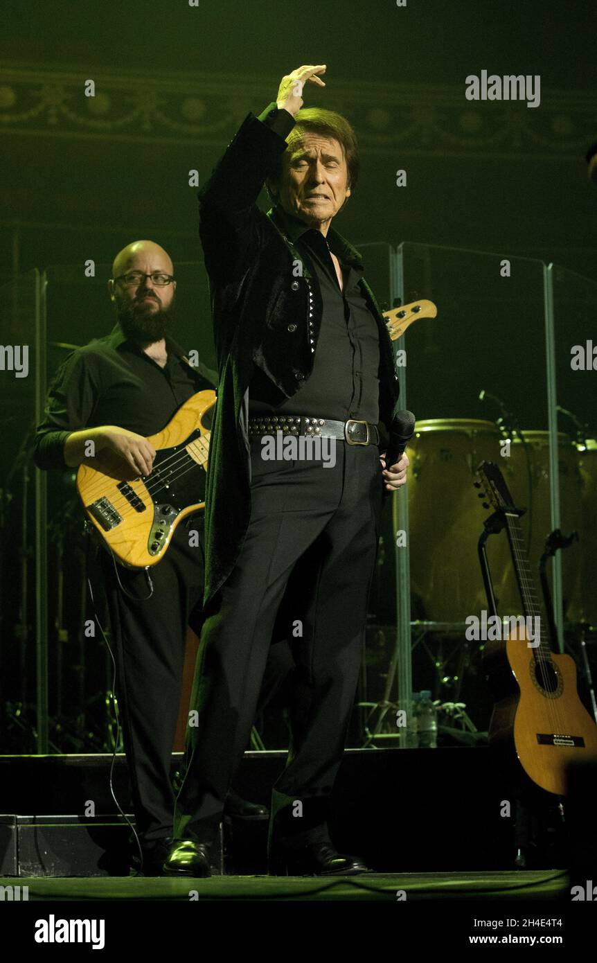 El famoso cantante y actor español Rafael actúa en el Royal Albert Hall de Londres. Foto fechada: Jueves 4 de julio de 2019. El crédito de la foto debe ser: Isabel Infantes / EMPICS Entertainment. Foto de stock