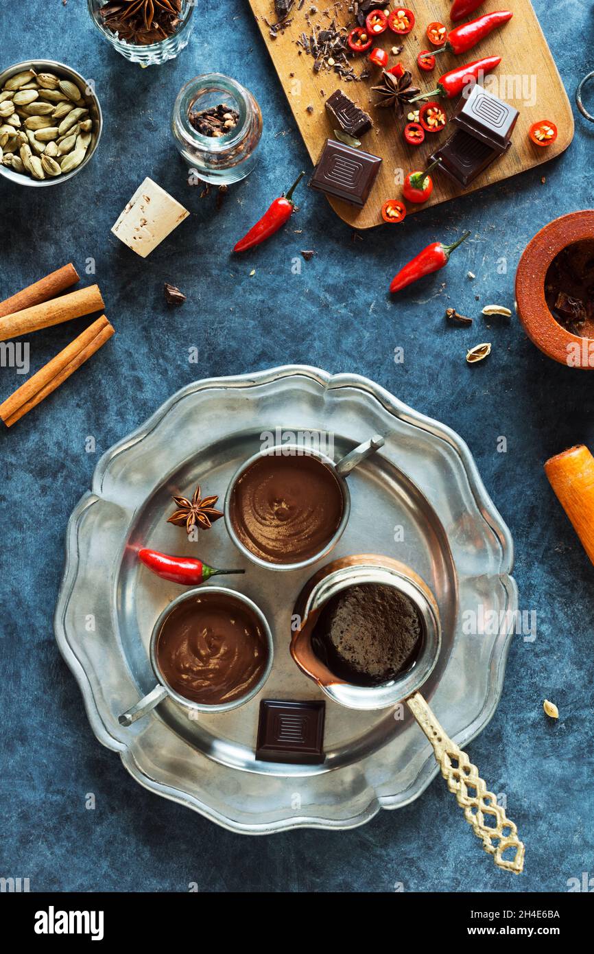 Dos copas de chocolate caliente espeso estilo mexicano o español con