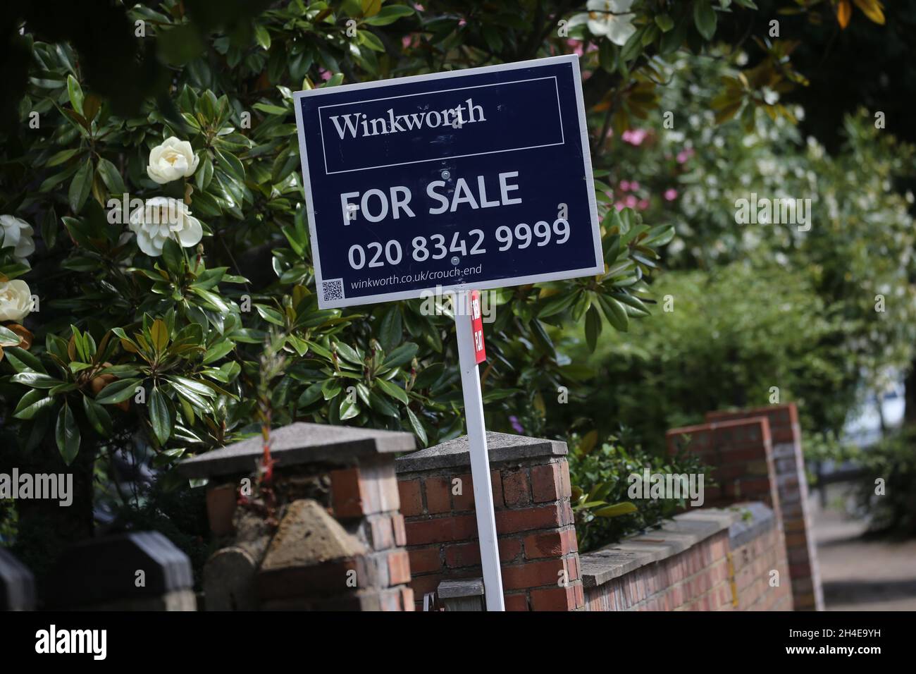 Un agente inmobiliario en venta señalessituado fuera de las casas en el  norte de Londres. El Canciller Rishi Sunak ha confirmado planes temporales  para abolir el impuesto de timbre sobre propiedades de