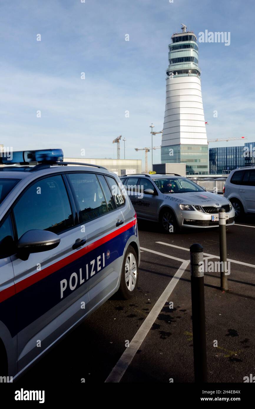 Coche de la policía del aeropuerto de Viena aparcado fuera Foto de stock