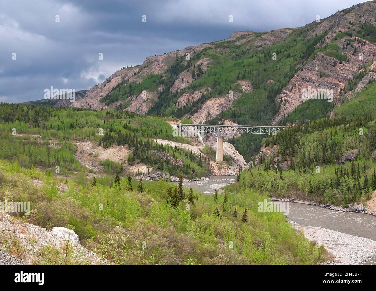 Puente que se extiende sobre el río en Denali State Park, Alaska Foto de stock