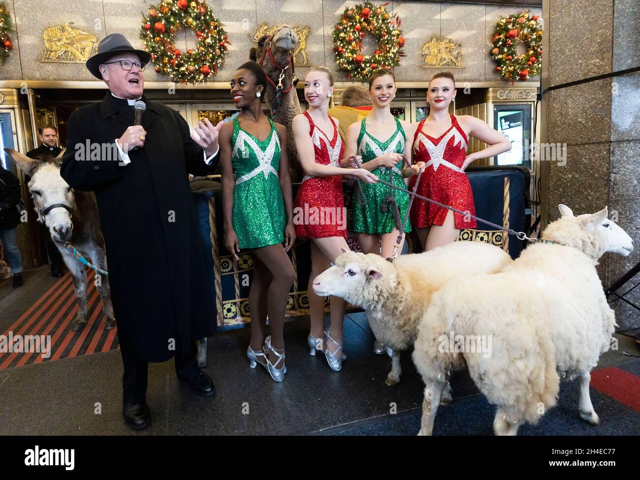 Nueva York, Estados Unidos. 02nd Nov, 2021. EL Cardenal TIMOTHY Dolan (L),  Arzobispo de Nueva York, está de pie con miembros de las Rockettes mientras  bendice a los animales que aparecen en