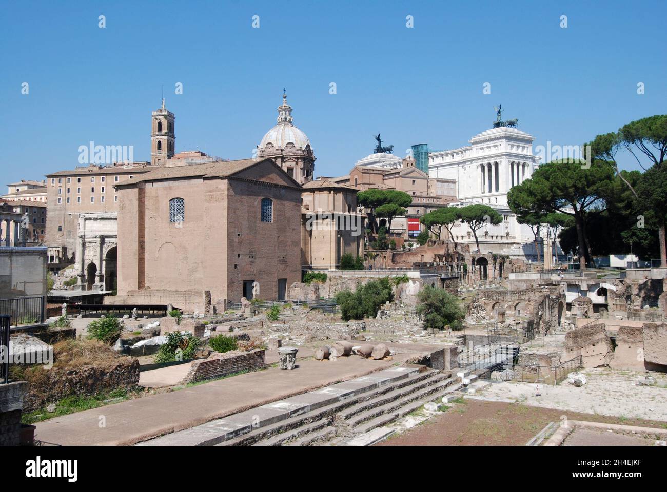 El edificio de Curia del Senado Romano en el foro romanum. Roma, Italia Foto de stock
