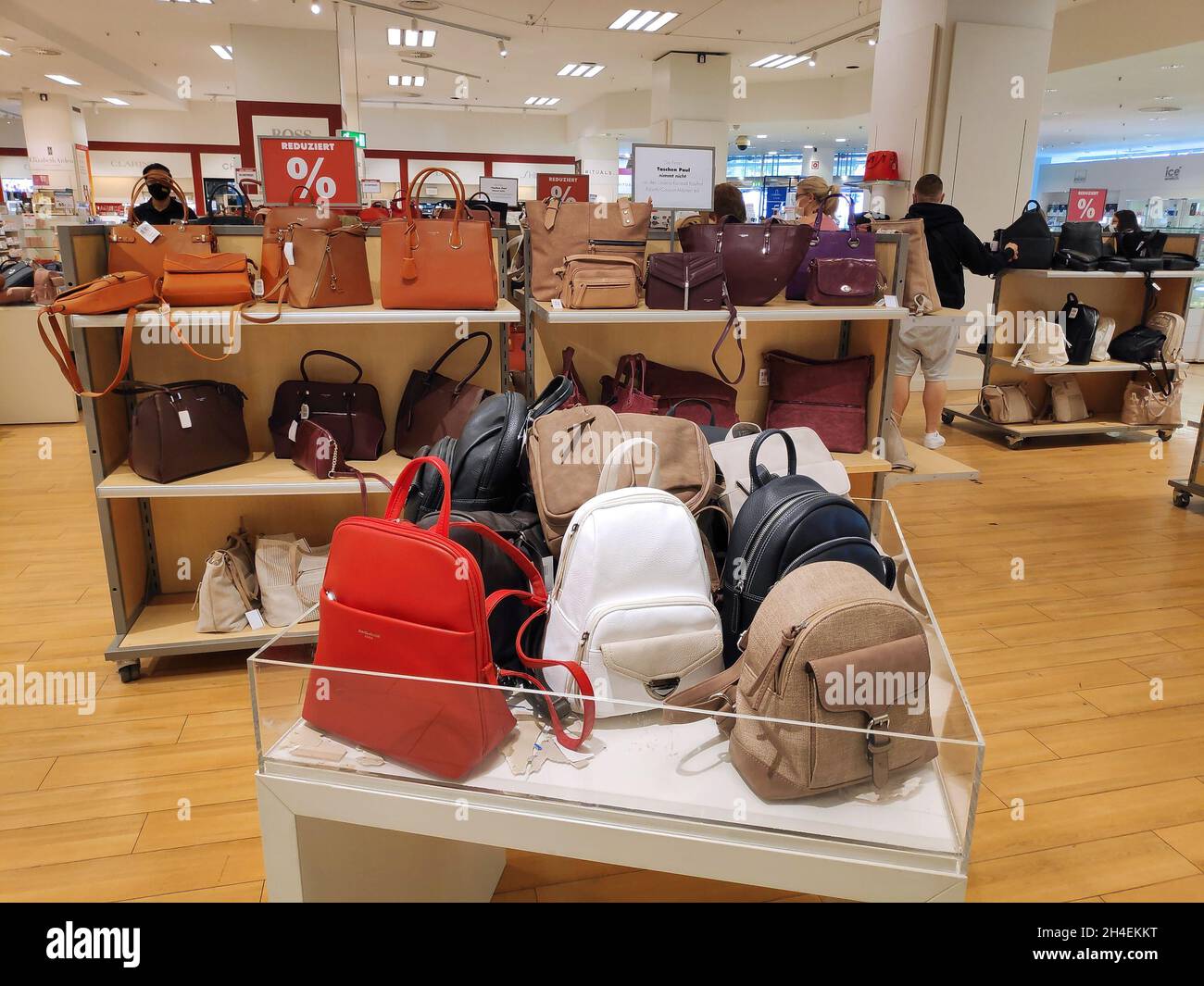 COLONIA, ALEMANIA - 19 DE SEPTIEMBRE de 2021: Bolsos y carteras de mujeres  con descuento en una tienda de departamentos de Colonia, Alemania  Fotografía de stock - Alamy